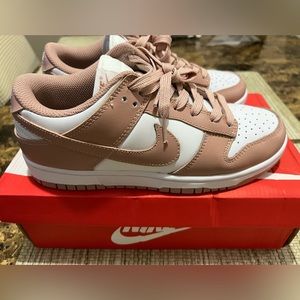 Nike dunk low size 7.5 women’s